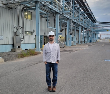Mark Derikx devant une usine de fabrication de produits chimiques.