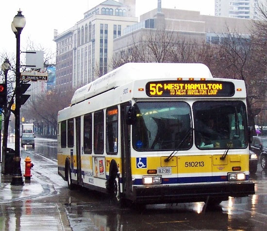 Hamilton Street Railway bus in downtown Hamilton, Ontario © Adam E. Moreira [CC BY-SA 3.0], Wikimedia Commons