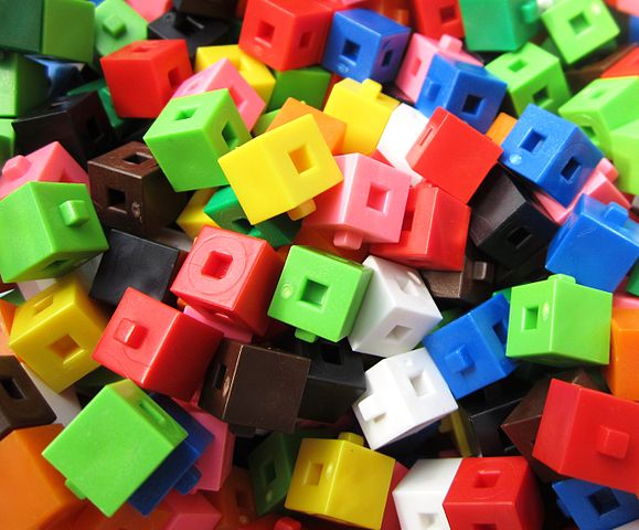 Linking plastic cubes