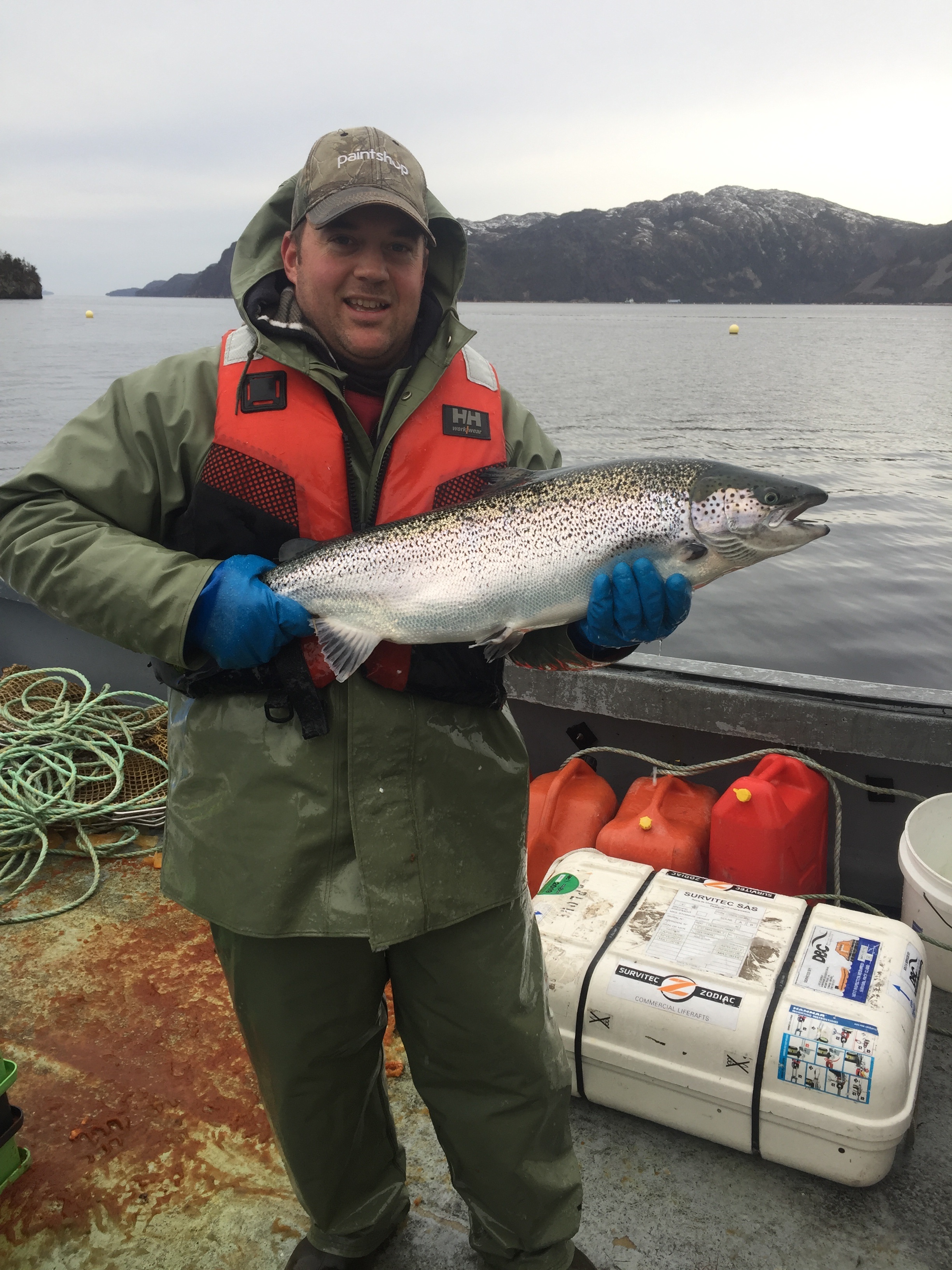 Craig Mercer tenant un gros saumon