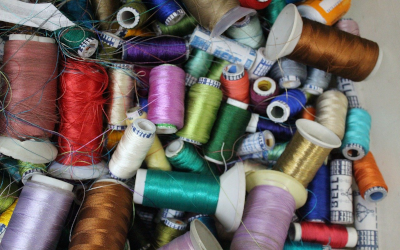 Multi-coloured collection of threads on spools 