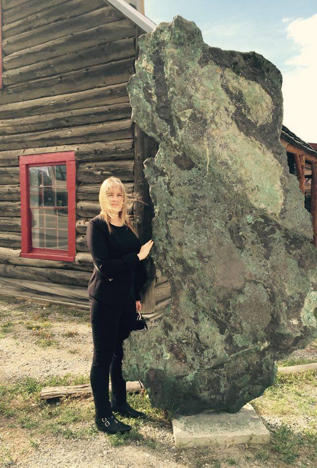 Lesley Hymers à côté d'une pépite de cuivre géante à l'extérieur du musée McBride, à Whitehorse, au Yukon.