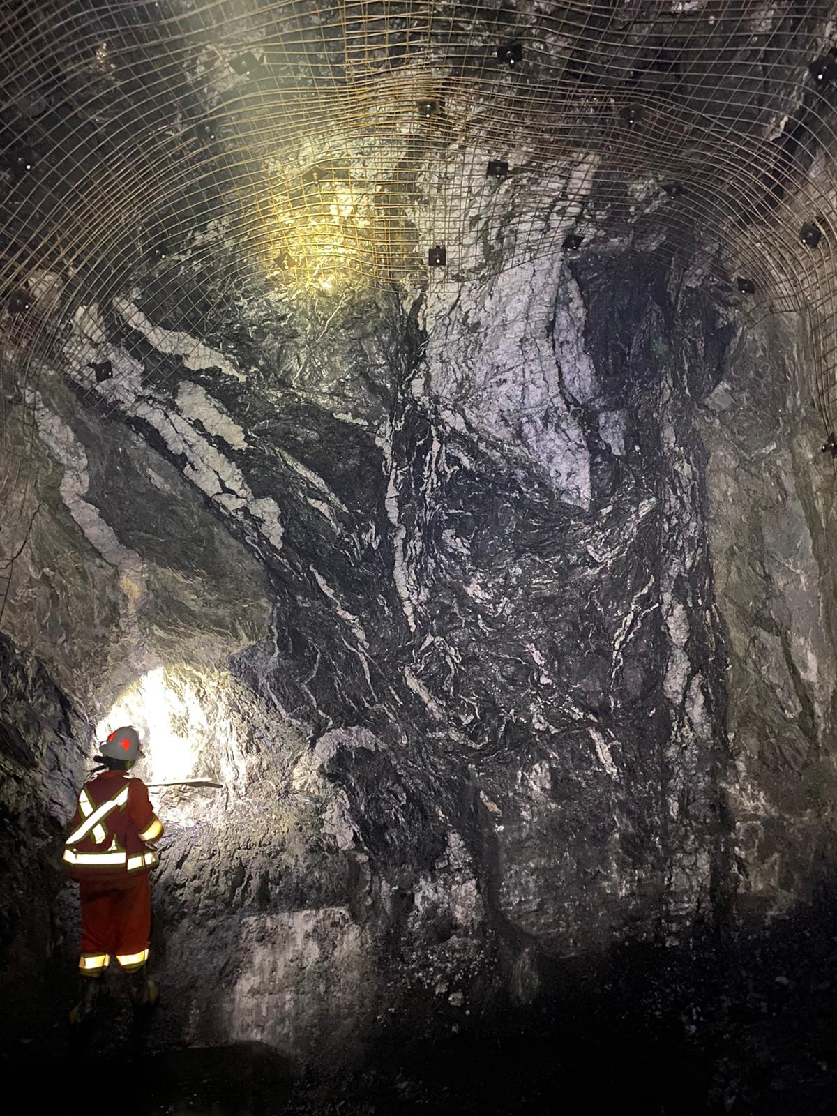 Lisa Phiri dans une mine souterraine
