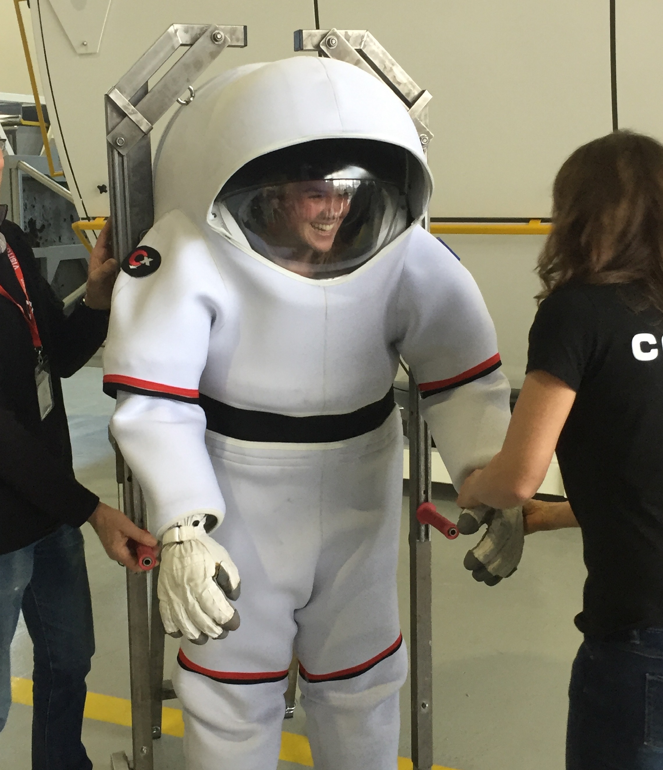 Katie Harris essayant une combinaison spatiale de simulation au Centre européen des astronautes.