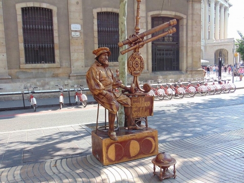 Living “statue” of Galileo Galilei at his telescope in La Rambla‎‎, Spain 