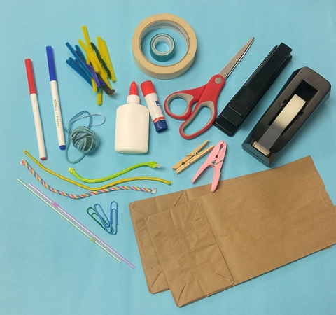 Materials for lunch bag challenge/Matériaux utilisés pour une activité de fabrication d’un sac-repas