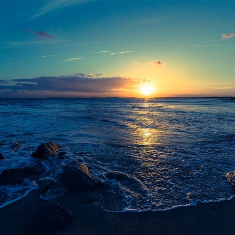 Sunset over the ocean/coucher de soleil sur la mer