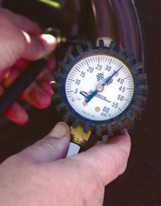 Measuring tire air pressure with a pressure gauge