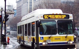 Hamilton Street Railway bus in downtown Hamilton, Ontario © Adam E. Moreira [CC BY-SA 3.0], Wikimedia Commons