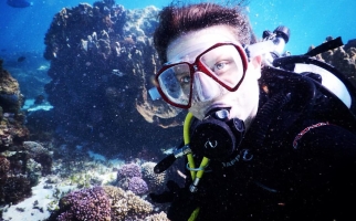 Kara Layton sous l'eau en habit de plongée sous-marine