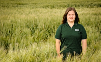 Leah Clark debout dans un champ d'agriculture