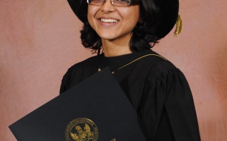 Namratt Joshi dans ses habits de graduation au doctorat