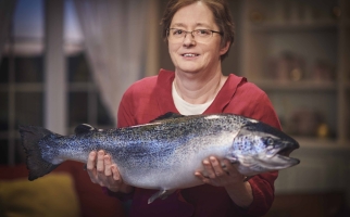 Kay Ryan tenant un énorme saumon