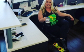 Tara Boyd au bureau en patins à roulettes.
