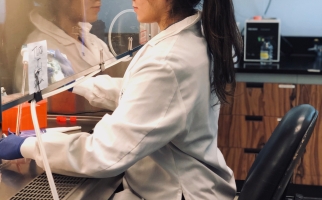 Luana Langlois travaillant dans une hotte de laboratoire
