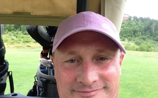 Eddie O'Keefe dans un cart de golf