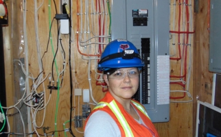 Jackie Frampton | Électricienne en construction