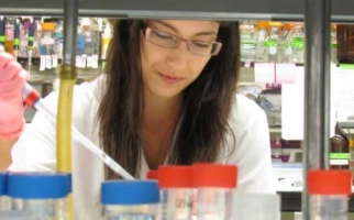 Chiara Toselli au travail dans un laboratoire