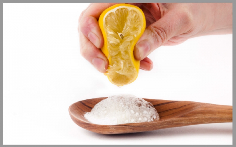 The chemical reaction between baking soda and lemon juice forms bubbles of carbon dioxide gas