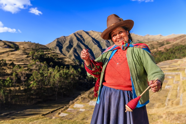 Peruvian woman using a drop spindle