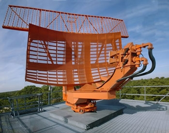The curved dish is the primary radar and the smaller rectangular metal grid above is the secondary radar