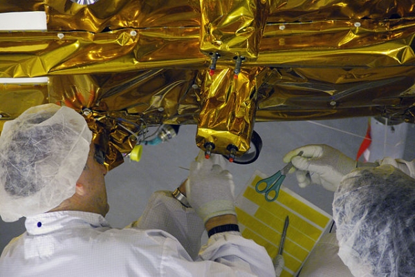 Technicians work on the blanket of the Aquarius/SAC-D spacecraft/Des techniciens travaillent sur la couverture du vaisseau spatial Aquarius/ SAC-D