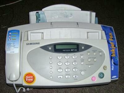 A fax machine from the 1990s/Un télécopieur des années 1990