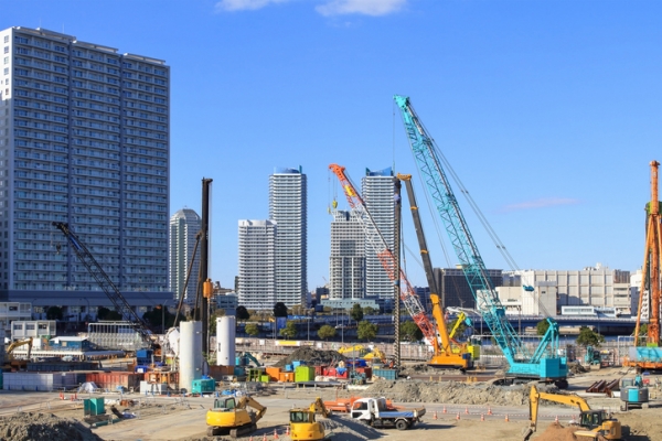 Cranes at construction site use hydraulic power