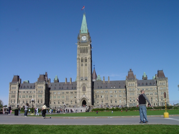 The Parliment buildings on a clear day